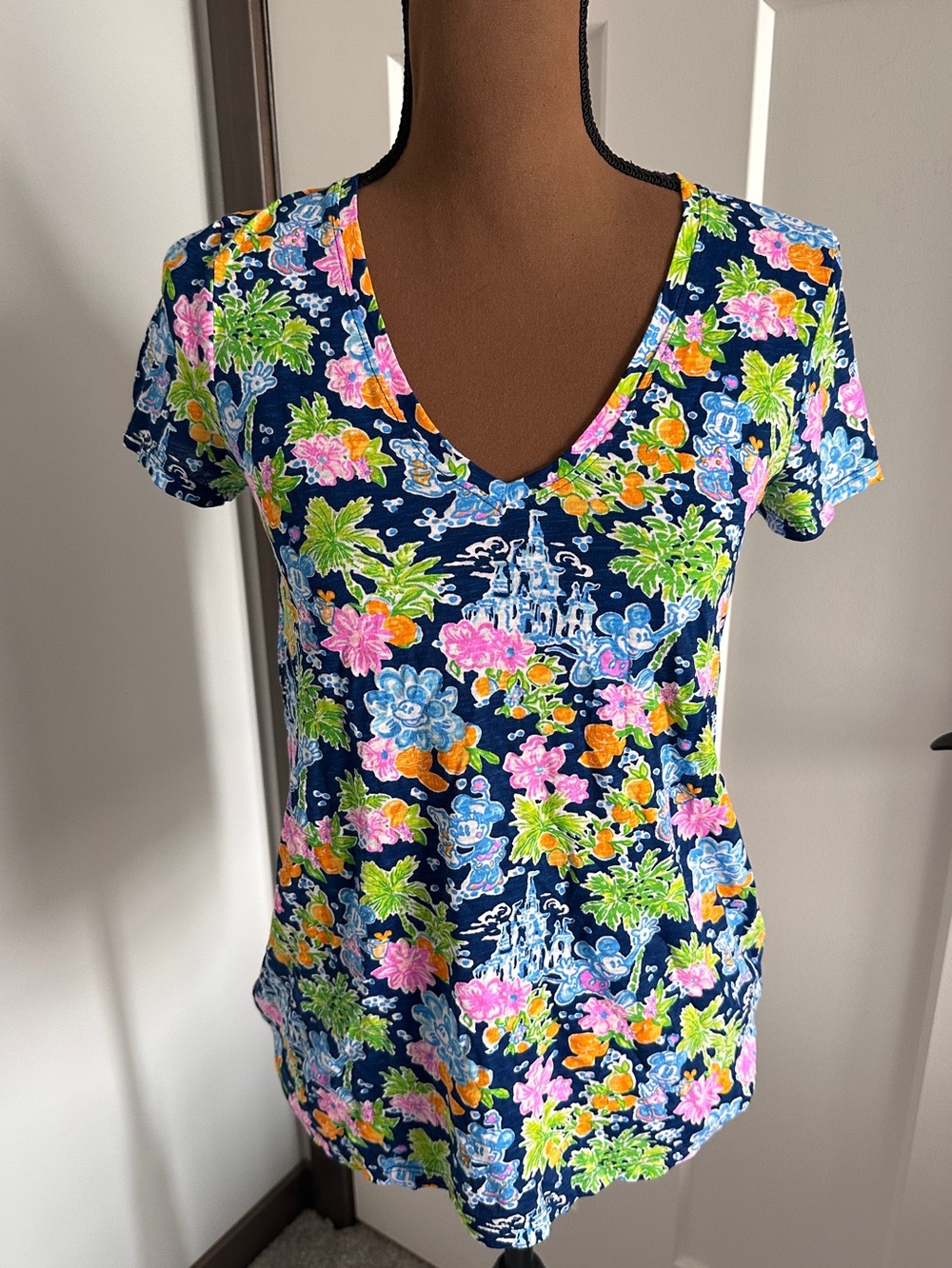 Lilly Pulitzer x Disney Etta V-Neck Tee Lilly Loves Disney Mickey XS -B
